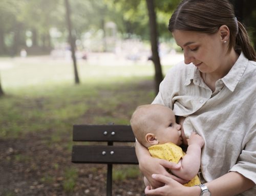 Alăptarea în public: dreptul tău sau al copilului?